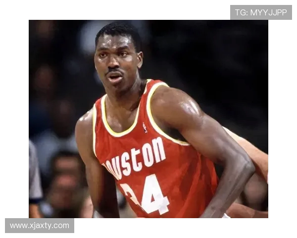 哈基姆·奥拉朱旺：从篮下统治者到篮球传奇的辉煌人生与球场智慧