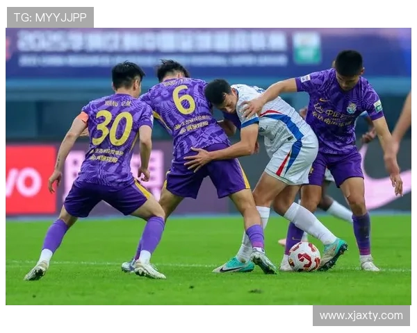 北京国安与上海申花激战正酣 双方全力争夺中超季后赛席位