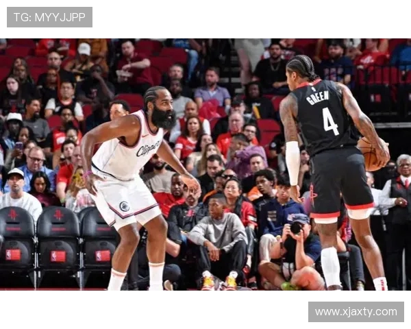 热火与尼克斯激战正酣 双方全力争夺季后赛席位精彩对决不断